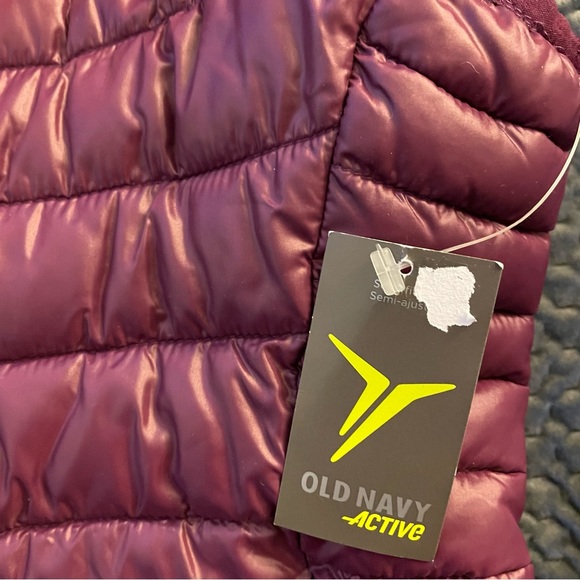 NWT super cute Old Navy thin puffer vest with hood in Blackberry colour. Size S - Picture 5 of 10